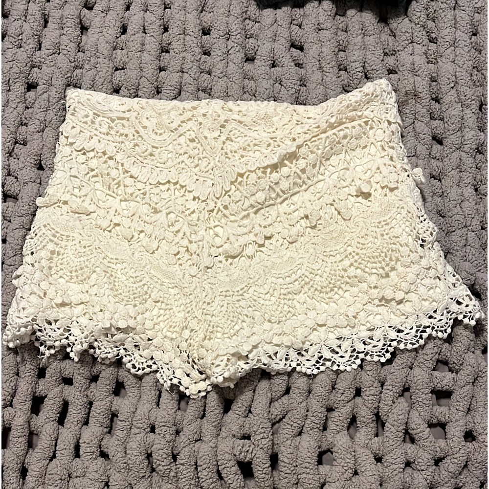 Kimchi blue Anthropologie white ivory cropped lace shorts size s / 4 EUC